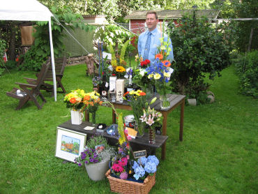 Peter Friberg, 50 r, med en del av alla de blommor och presenter som goda vnner kom med.